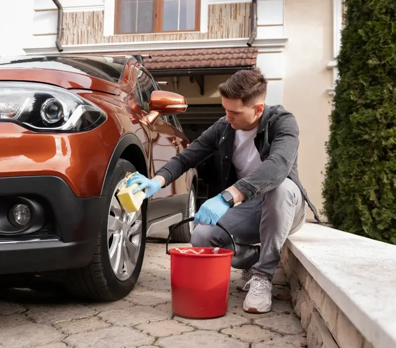 Lavage auto à domicile Arpheuilles : professionnel intervenant sur un véhicule
